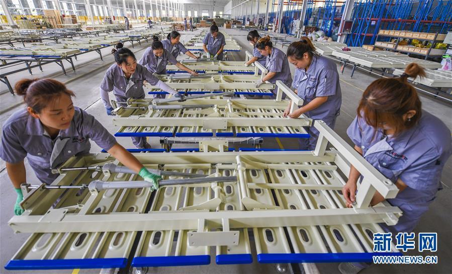 8月19日,河北景县一家医疗器械生产企业工人在组装智能护理床.